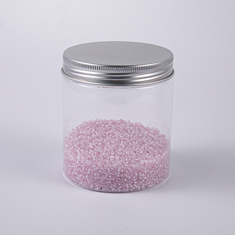 Jasnoróżowe hafty szklane